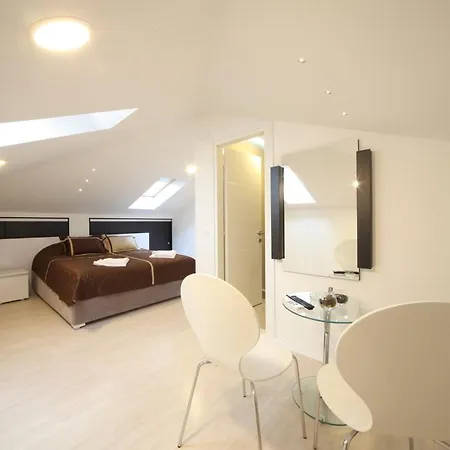 Agent Lux Penzion 4*